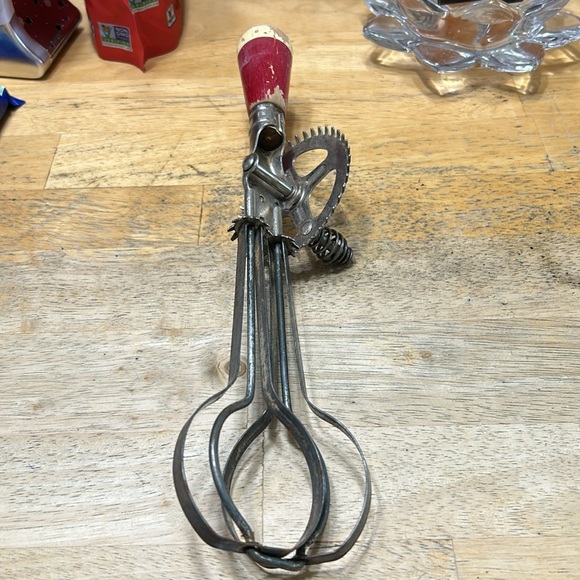 Vintage A&J red handle hand mixer, pat 1923. Excellent condition, works great. - Picture 2 of 3